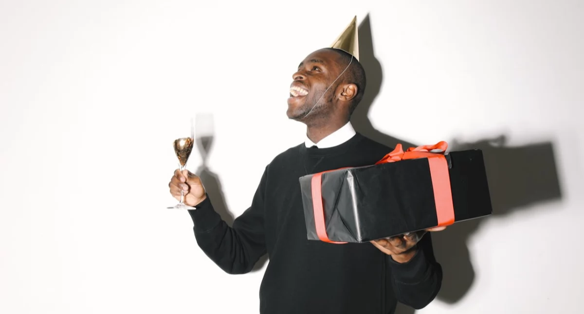 Tekst sponsorowany, Historia Mężczyzny kiedy dlaczego zaczęto obchodzić - zdjęcie, fotografia