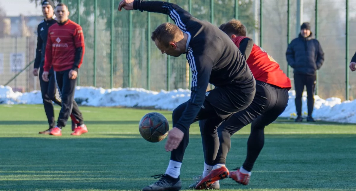 Foto: Kurier Bytowski. Kaszubia Studzienice w meczu sparingowym w Bytowie zremisowała z KS Skorzewo 6:6.